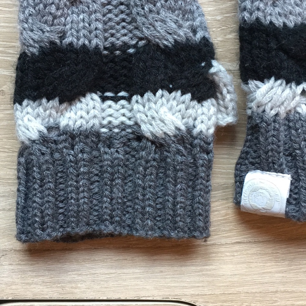 LitteMissMatched cable knit arm warmers